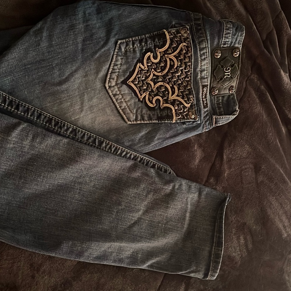 Really good shape. Low rised very cute, only selling them bc their not my style